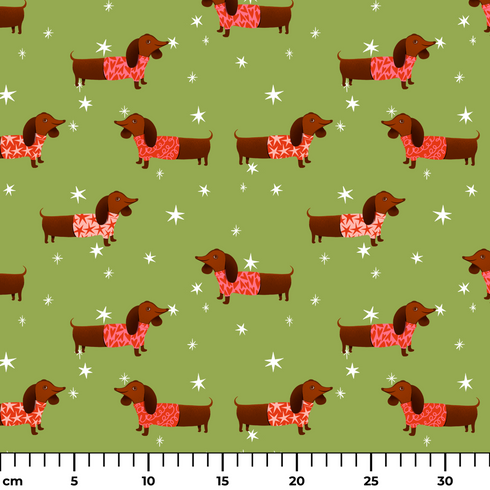 Patrón de perros salchichas marrones con bufandas rojas navideñas sobre fondo verde con estrellas blancas. ruler cm