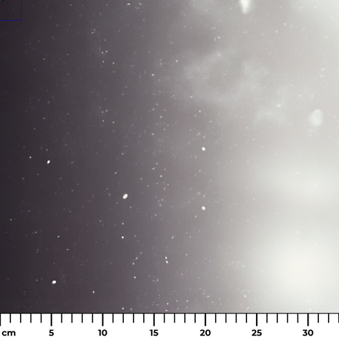 Silueta de persona saltando en el aire con fondo negro estrellado y luces brillantes blancas ruler cm