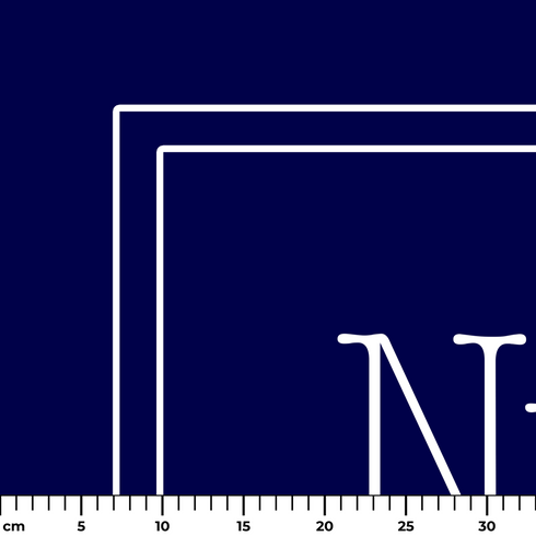 Texto blanco "Nuestro hogar" con flechas decorativas sobre fondo azul marino con marco doble ruler cm