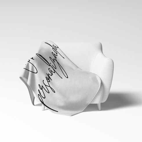 Firma cursiva en tinta negra sobre fondo gris claro. sutex blanket chair