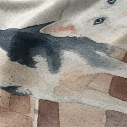 Dos perros, uno blanco y uno negro y blanco, recostados en un banco sobre fondo acuarela beige. sutex blanket detail