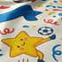 Patrón festivo con niños celebrando, emojis sonrientes, estrellas doradas y azules, serpentinas multicolor sutex blanket detail new
