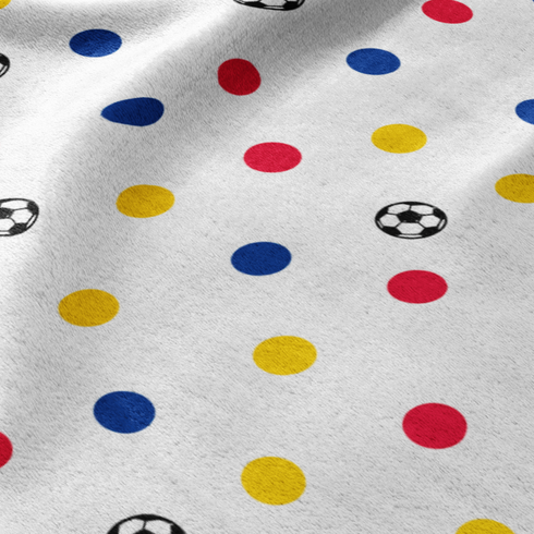 Patrón colorido con círculos azules, rojos y amarillos dispersos junto con balones de fútbol en fondo blanco sutex blanket detail new