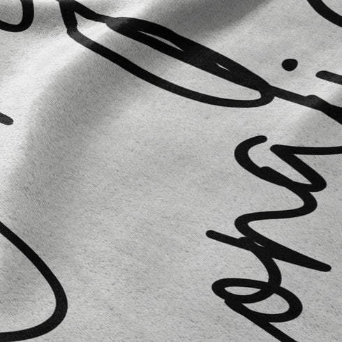 Firma cursiva en tinta negra sobre fondo gris claro. sutex blanket detail rotated