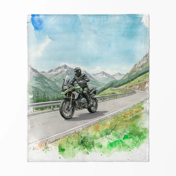 Motociclista en carretera costera montañosa con paisaje de mar azul y vegetación verde