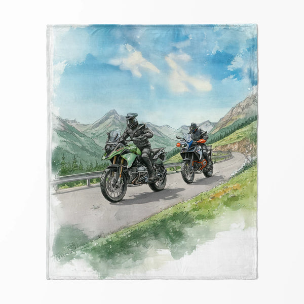 Motociclistas en una carretera montañosa con paisaje espectacular bajo cielo azul.