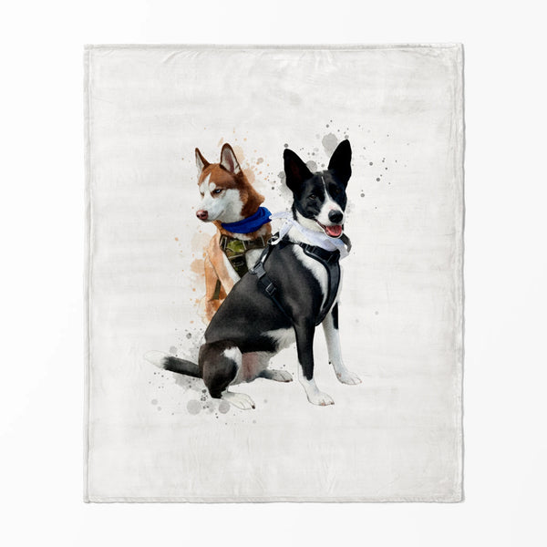 Dos perros acostados lado a lado, uno negro y blanco y otro marrón claro, con collares de colores.