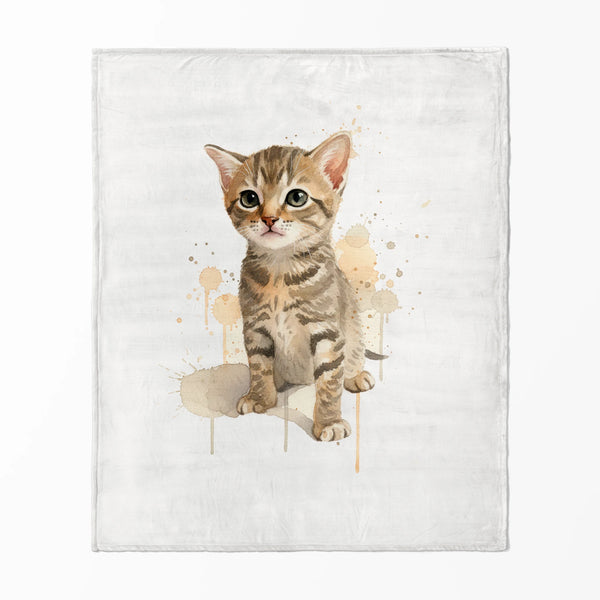 Tierno gatito atigrado acostado, ilustración acuarela con salpicaduras de color beige y tonos suaves.