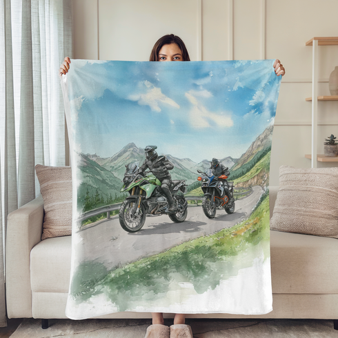 Motociclistas en una carretera montañosa con paisaje espectacular bajo cielo azul. sutex blanket person