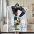 Jugador de fútbol en acción pateando balón, medias azul con rayas verdes, estilo artístico acuarela sutex blanket person new