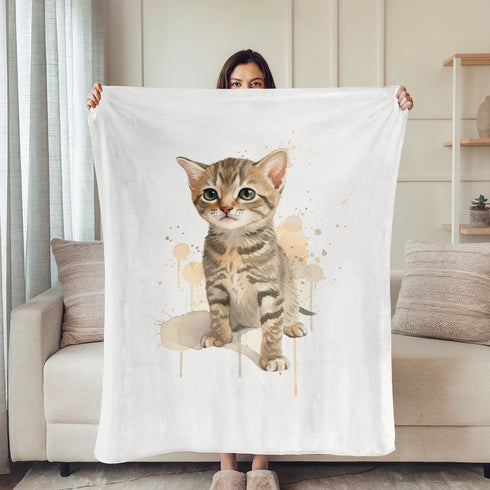 Tierno gatito atigrado acostado, ilustración acuarela con salpicaduras de color beige y tonos suaves. sutex blanket person rotated