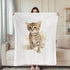 Tierno gatito atigrado acostado, ilustración acuarela con salpicaduras de color beige y tonos suaves. sutex blanket person rotated
