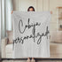 Firma cursiva en tinta negra sobre fondo gris claro. sutex blanket person rotated