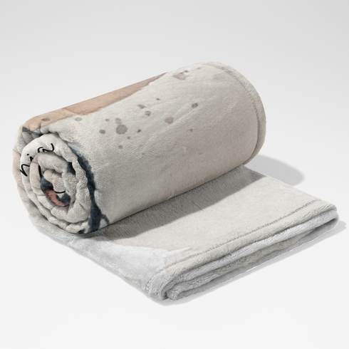 Dos perros, uno blanco y uno negro y blanco, recostados en un banco sobre fondo acuarela beige. sutex blanket rolled