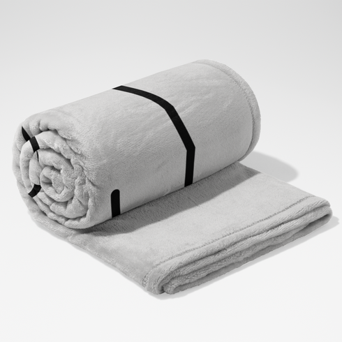 Firma cursiva en tinta negra sobre fondo gris claro. sutex blanket rolled