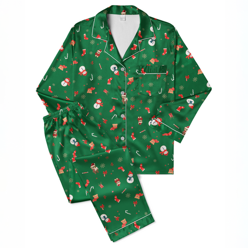 Patrón navideño sobre fondo verde con muñecos de nieve, calcetines, bastones de caramelo y copos de nieve sutex pajamas fullview mockup