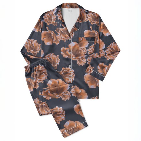 Flores estilizadas en tonos ocre y marrón sobre fondo negro oscuro, diseño artístico botánico decorativo sutex pajamas fullview mockup