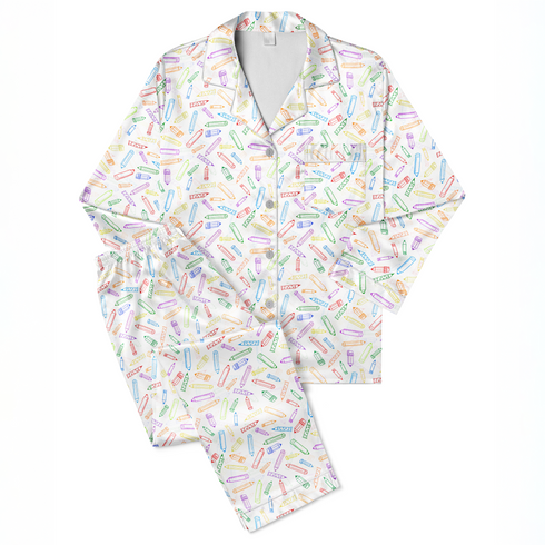 Patrón colorido de lápices y crayones dibujados en estilo lineal sobre fondo blanco sutex pajamas fullview mockup