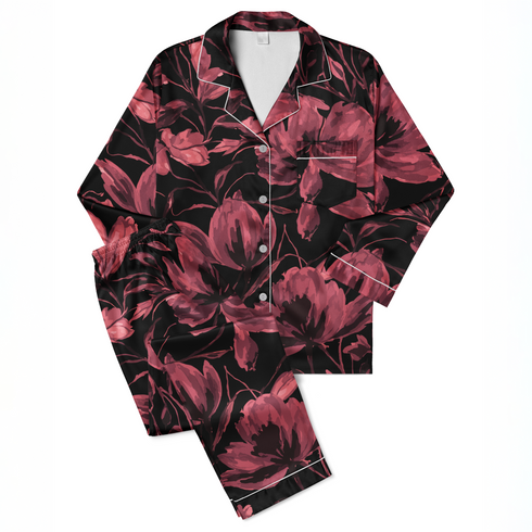 Patrón floral con flores de color rosa oscuro/burdeos sobre fondo negro, estilo artístico sutex pajamas fullview mockup