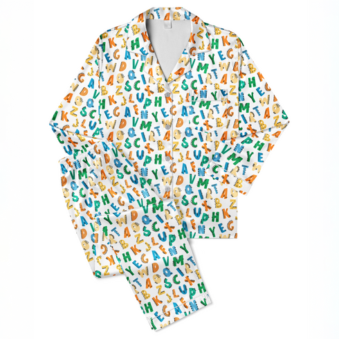 Patrón colorido de letras del alfabeto con diseños estilo dinosaurio en tonos azul, verde, amarillo y naranja sobre fondo blanco. sutex pajamas fullview mockup
