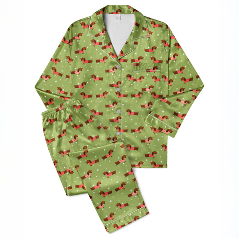 Patrón de perros salchichas marrones con bufandas rojas navideñas sobre fondo verde con estrellas blancas. sutex pajamas fullview mockup