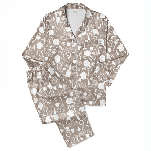 Patrón decorativo de utensilios de cocina en blanco sobre fondo marrón claro. sutex pajamas fullview mockup