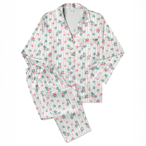 Patrón floral con rosas rosadas sobre fondo de rayas verticales grises y blancas sutex pajamas fullview mockup