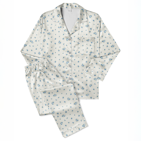 Patrón de flores azules pequeñas sobre fondo de rayas beige y blanco, estilo delicado y fresco sutex pajamas fullview mockup