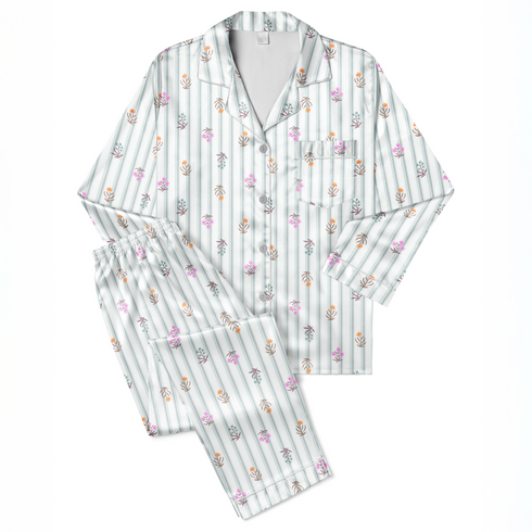 Patrón de rayas verticales gris con pequeños motivos florales en rosado, naranja y verde agua dispersos sutex pajamas fullview mockup
