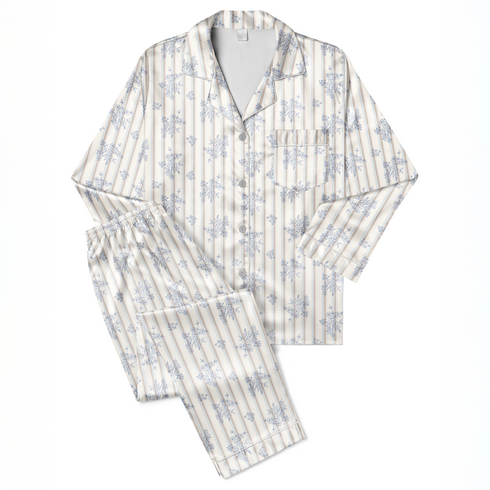 Patrón de rayas verticales con motivos florales delicados en tonos azules sobre fondo crema sutex pajamas fullview mockup