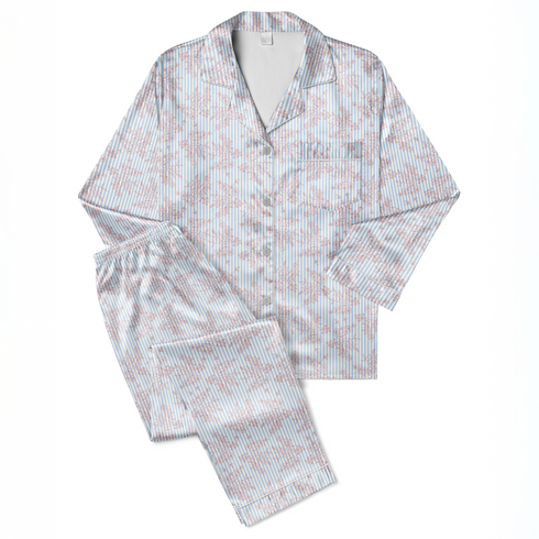 Patrón de rayas verticales azul cielo con delicadas flores rosado pálido dispersas sutex pajamas fullview mockup
