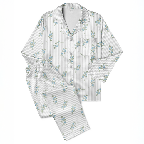 Patrón floral azul con ramas delicadas sobre fondo de rayas blancas y grises, estilo botánico sutex pajamas fullview mockup