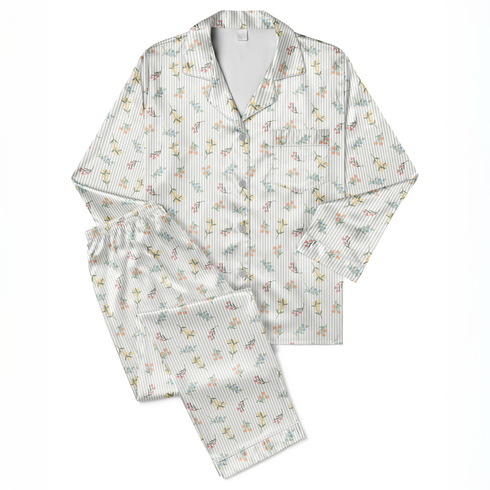 Patrón delicado de flores pequeñas en tonos rosado, amarillo y azul sobre fondo gris con rayas blancas sutex pajamas fullview mockup