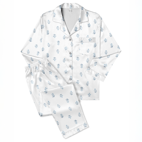 Patrón delicado con pequeñas ramas azules dispersas sobre fondo blanco, estilo botánico minimalista sutex pajamas fullview mockup
