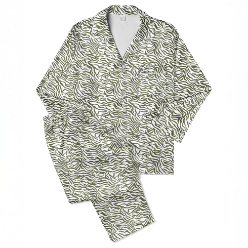 Estampado abstracto con rayas curvas en verde oliva sobre fondo blanco, estilo moderno sutex pajamas fullview mockup
