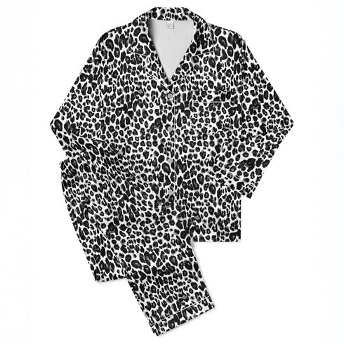 Patrón de leopardo negro sobre fondo blanco con manchas irregulares distribuidas verticalmente sutex pajamas fullview mockup