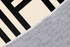 Diseño geométrico en negro y beige con líneas entrecruzadas formando patrón moderno minimalista