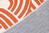 Diseño gráfico geométrico con líneas blancas y formas redondeadas sobre fondo terracota