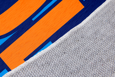 Palabra "HOLA" en naranja sobre fondo de rayas verticales azules y azul marino