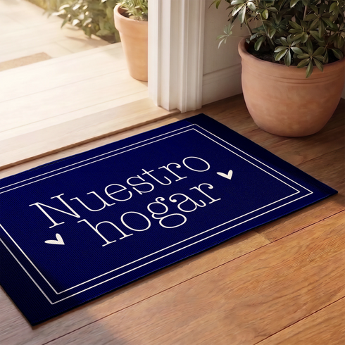Texto blanco "Nuestro hogar" con flechas decorativas sobre fondo azul marino con marco doble sutex rug 2x3 door