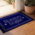 Texto blanco "Nuestro hogar" con flechas decorativas sobre fondo azul marino con marco doble sutex rug 2x3 door