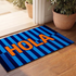 Palabra "HOLA" en naranja sobre fondo de rayas verticales azules y azul marino sutex rug 2x3 door