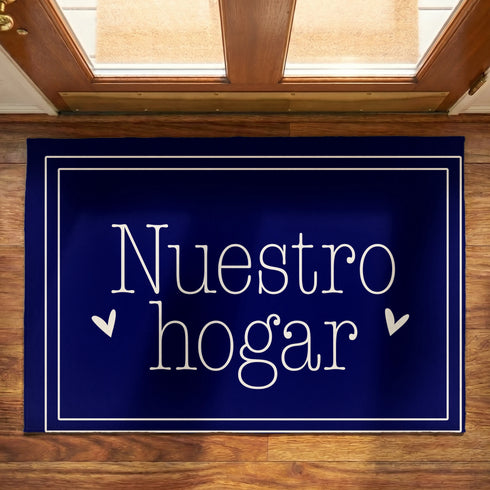 Texto blanco "Nuestro hogar" con flechas decorativas sobre fondo azul marino con marco doble sutex rug 2x3 overhead lifestyle1