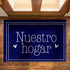Texto blanco "Nuestro hogar" con flechas decorativas sobre fondo azul marino con marco doble sutex rug 2x3 overhead lifestyle1