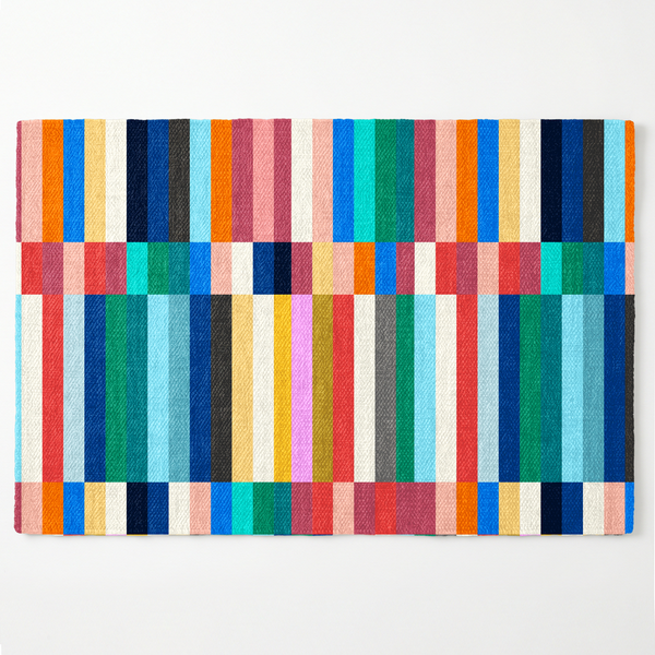 Franjas verticales multicolor vibrantes en bloques geométricos con tonos naranja, azul, verde, rosado, amarillo y café