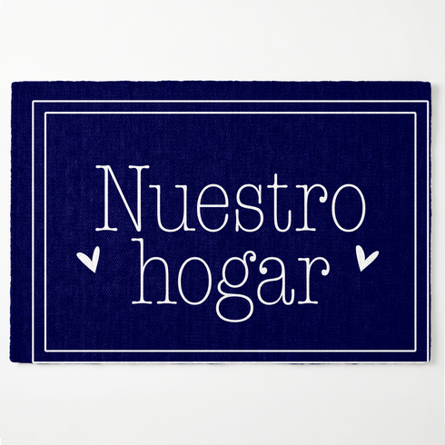 Texto blanco "Nuestro hogar" con flechas decorativas sobre fondo azul marino con marco doble sutex rug 2x3 overhead white