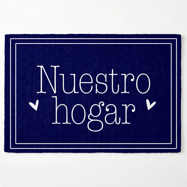 Texto blanco "Nuestro hogar" con flechas decorativas sobre fondo azul marino con marco doble