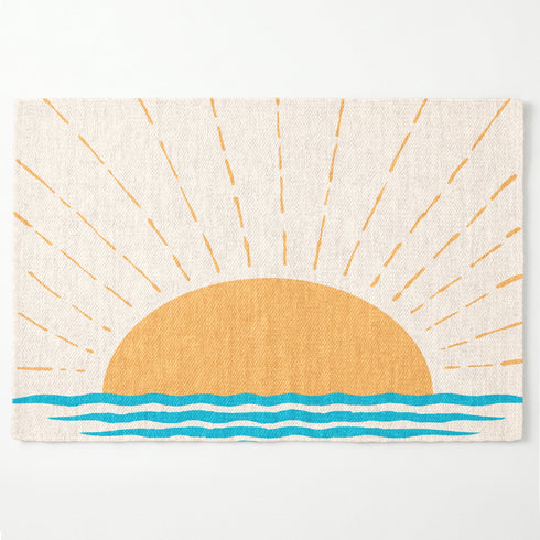 Sol naranja sobre olas azules con rayos dorados, diseño costero vibrante