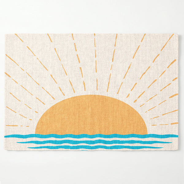 Sol naranja sobre olas azules con rayos dorados, diseño costero vibrante