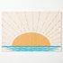 Sol naranja sobre olas azules con rayos dorados, diseño costero vibrante